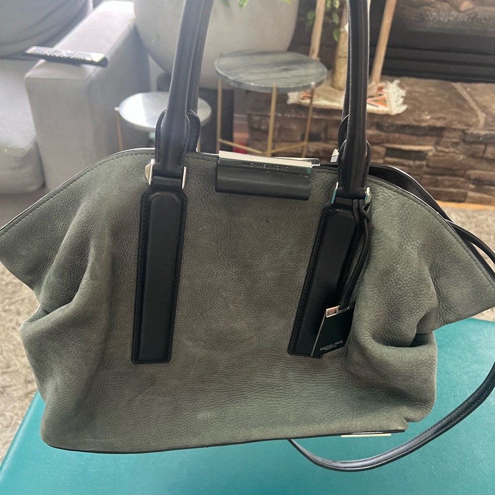 It was used only once. Almost brand-new. No damage